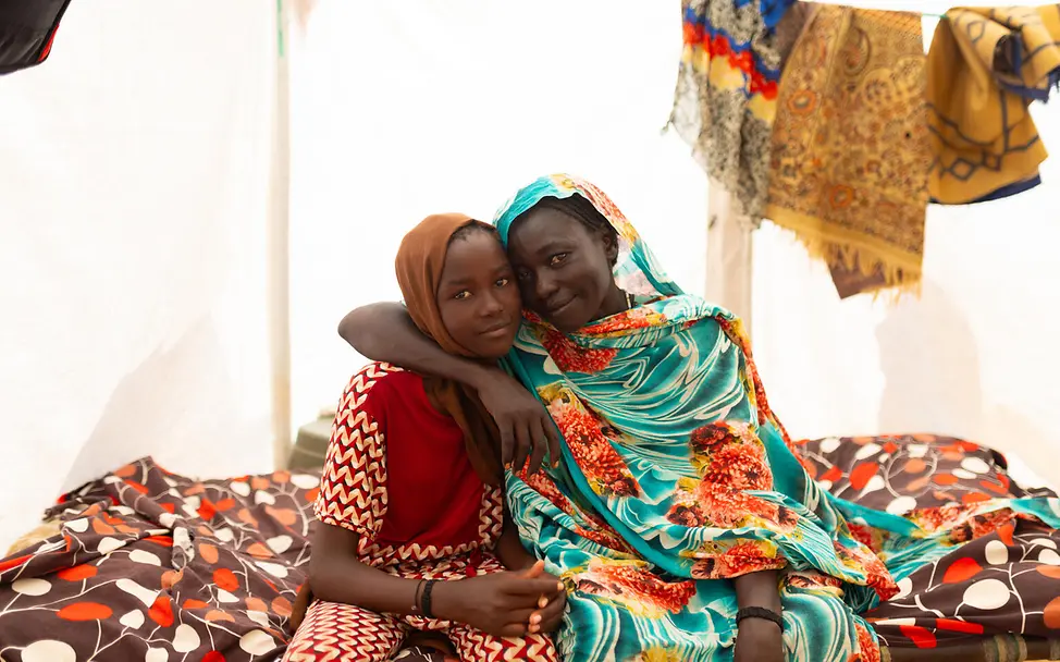 Nuha (links) mit ihrer Tante in einem Camp für Binnenvertriebene im Bundesstaat Weißer Nil. | © UNICEF/Dawod Nuha (links) mit ihrer Tante in einem Camp für Binnenvertriebene im Bundesstaat Weißer Nil.