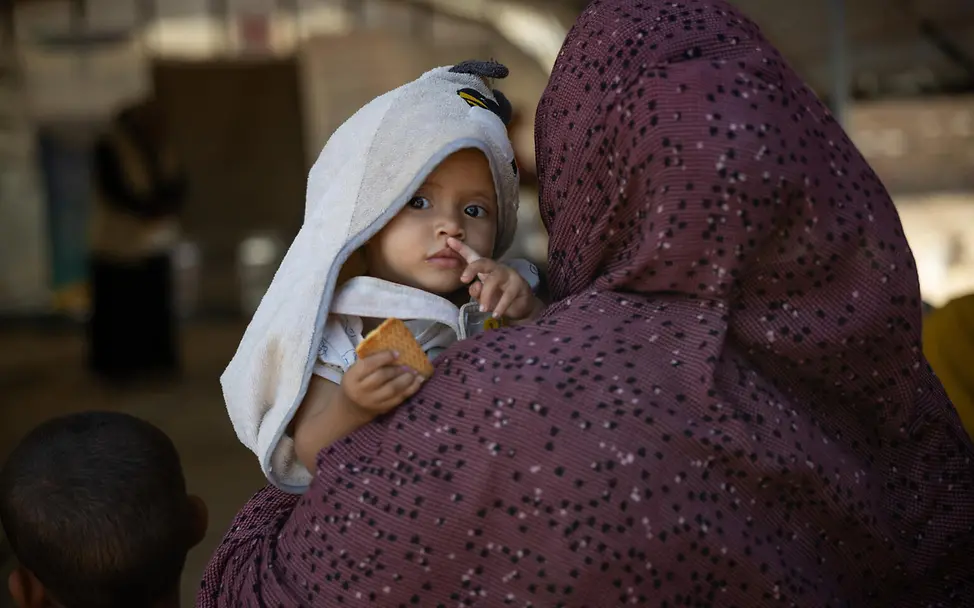 Kinder werden in einem Gesundheitszentrum untersucht und behandelt. | © UNICEF/Elfatih Kinder werden in einem Gesundheitszentrum untersucht und behandelt.