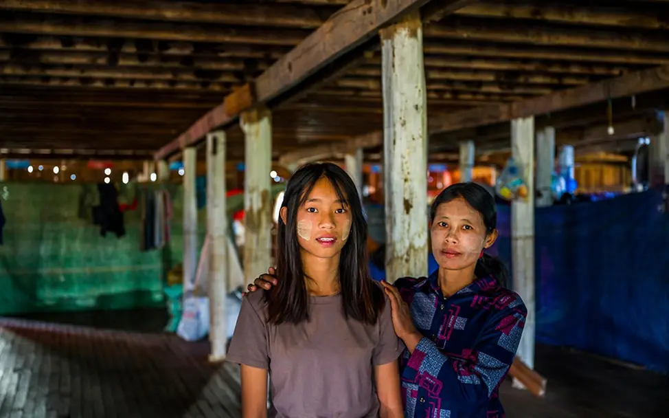 Pan Lay Pyay (13) lebt mit Mutter in einer provisorischen Unterkunft. | © UNICEF/Oo Pan Lay Pyay (13) lebt mit Mutter in einer provisorischen Unterkunft.
