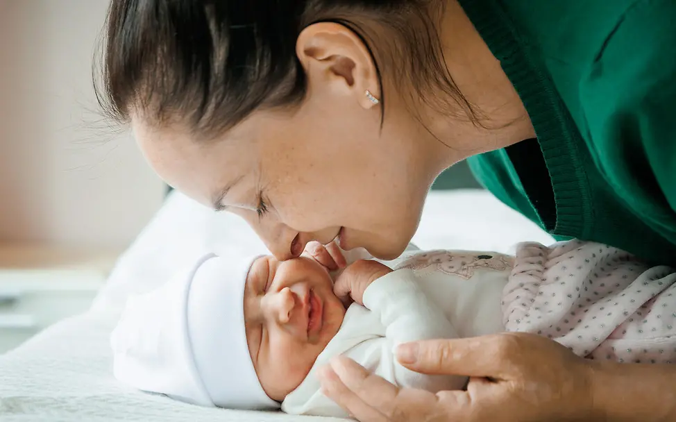 Eine Mutter kuschelt mit ihrem neugeborenen Baby | © UNICEF/Schimbator Impfungen Baby: Eine Mutter kuschelt mit ihrem Baby.