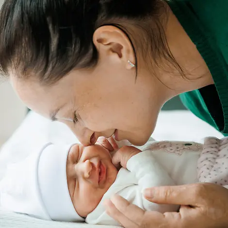 Eine Mutter kuschelt mit ihrem neugeborenen Baby | © UNICEF/Schimbator Impfungen Baby: Eine Mutter kuschelt mit ihrem Baby.