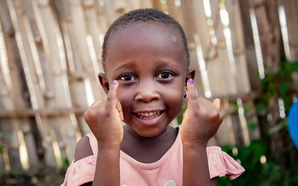 Davina (4) zeigt ihre markierten Finger nach einer Polio-Impfung. | © UNICEF/Ndomba Mbikayi Davina (4) zeigt ihre markierten Finger nach einer Polio-Impfung in Kisangani in der Demokratischen Republik Kongo.