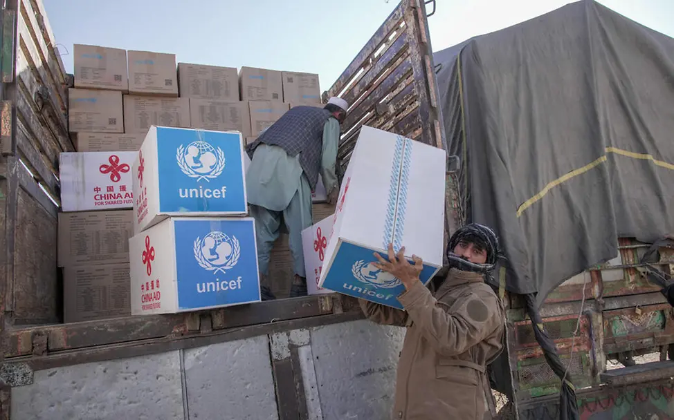 Erdbeben einfach erklärt: UNCEF liefert die wichtigsten Hilfsgüter in von Erdbeben betroffene Gebiete. | © UNICEF/Karimi Erdbeben einfach erklärt: Ein Mann lädt Kartons mit Hilfsgütern von einem Lkw ab.