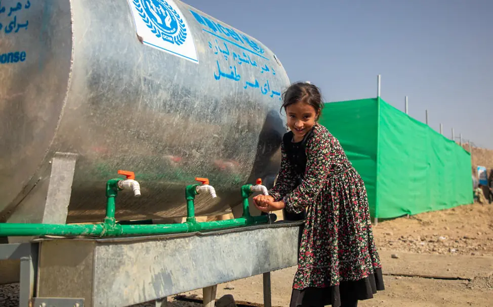 Wassertanks mit sauberem Wasser helfen, die Ausbreitung von Krankheiten in Katastrophengebieten zu verhindern. | © UNICEF/Azizi Erdbeben einfach erklärt: Ein Mädchen wäscht sich die Hände an einem Trinkwassertank.