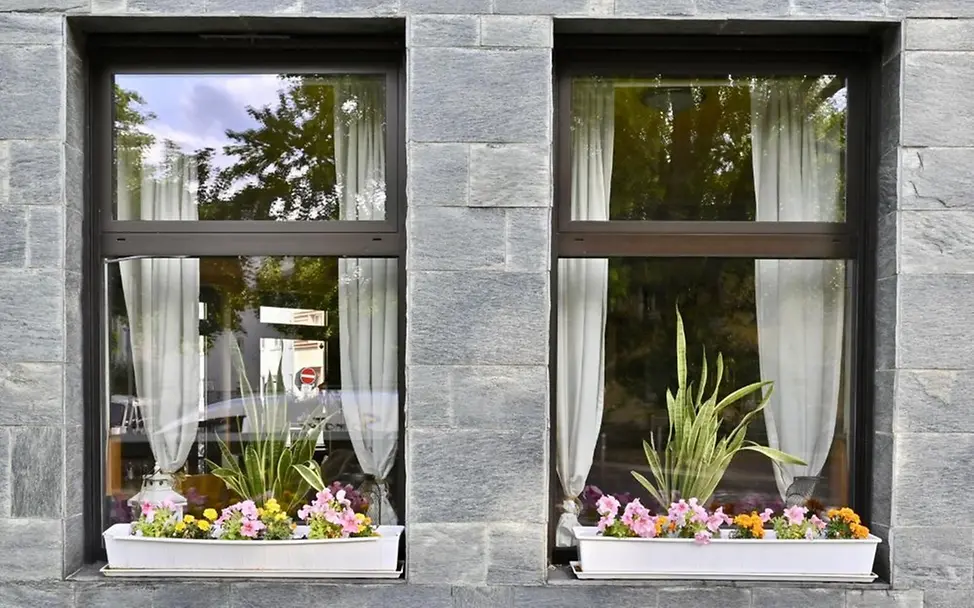 Gewalt in der Kindheit prägt auch das Erwachsenleben. | © UNICEF/Sachse-Grimm Gewalt in der Kindheit: Fenster eines Wohnhauses