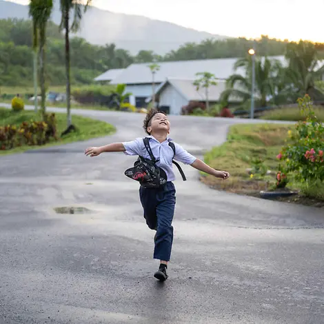 Schutz vor Gewalt ist eines der Kinderrechte – in Deutschland ist das Recht auf gewaltfreie Erziehung sogar gesetzlich festgeschrieben. | © UNICEF/Sufari Recht auf gewaltfreie Erziehung: Ein Junge läuft lachend mit ausgebreiteten Armen.