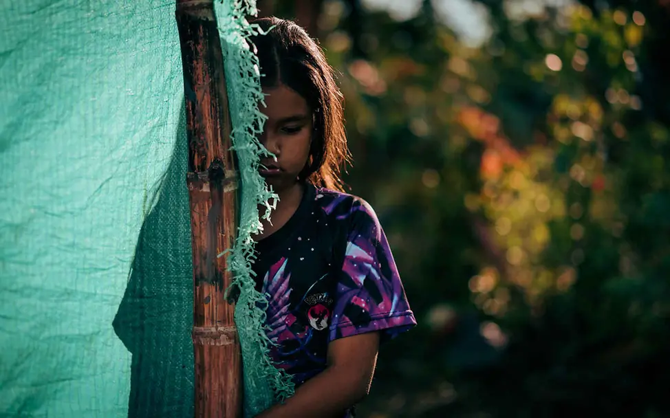 UNICEF setzt sich weltweit dafür ein, dass Kinder und Jugendliche sicher und ohne Gewalt aufwachsen können. | © UNICEF/Gonzalez Yepes Recht auf gewaltfreie Erziehung: Ein Mädchen steht halb verdeckt hinter einer Plane.