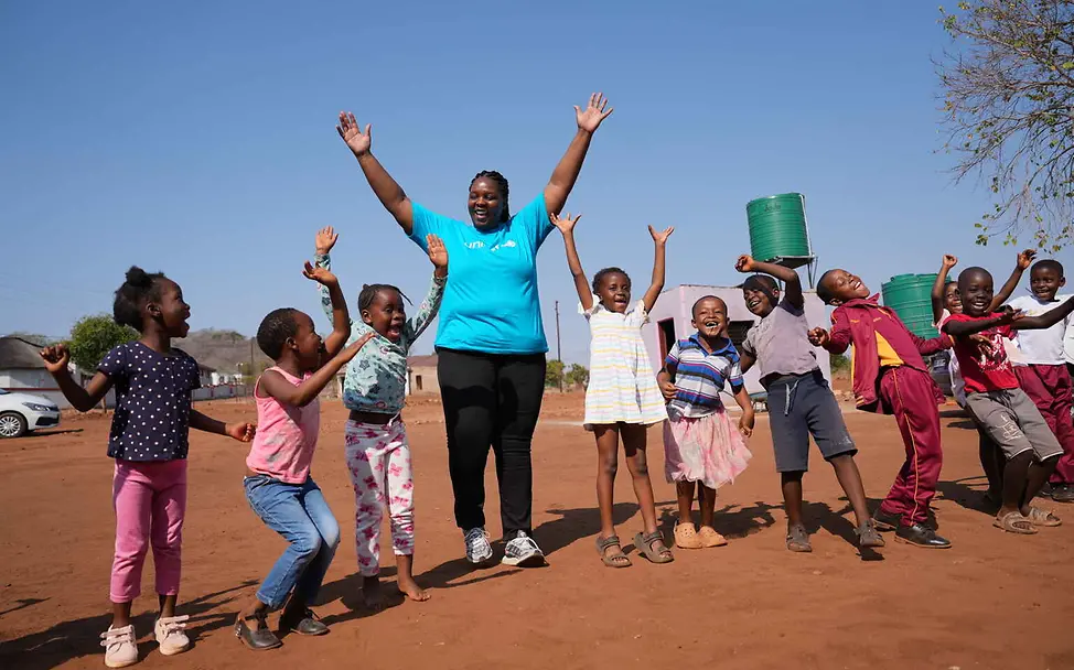 In geschützten Räumen können Kinder spielen, lernen und bekommen Unterstützung von Sozialarbeitern. | © UNICEF/Mkhize Recht auf gewaltfreie Erziehung: Kinder spielen und lachen mit einer UNICEF-Helferin.
