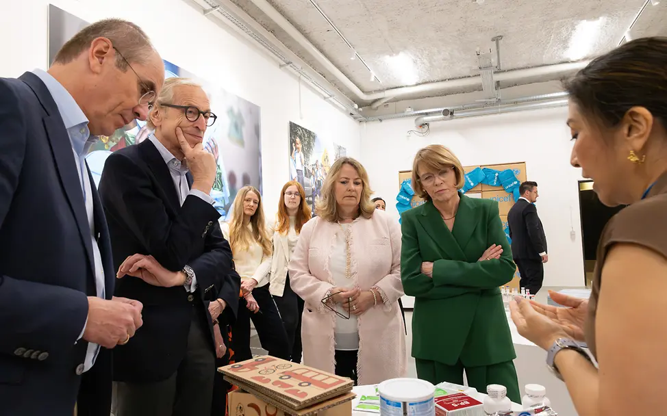 Rundgang durch das UNICEF-Warenlager in Kopenhagen | © UNICEF/Asamoah Christian Schneider, Georg Graf Waldersee, Regine Weber und Elke Büdenbender beim Rundgang durch das UNICEF-Warenlager.
