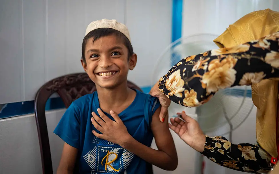 Impfungen helfen, Krankheitsausbrüche in Krisenregionen und Konfliktländern zu verhindern. | © UNICEF/Pocaterra Warum impfen: Ein Junge bekommt eine Typhus-Impfung in den Arm.