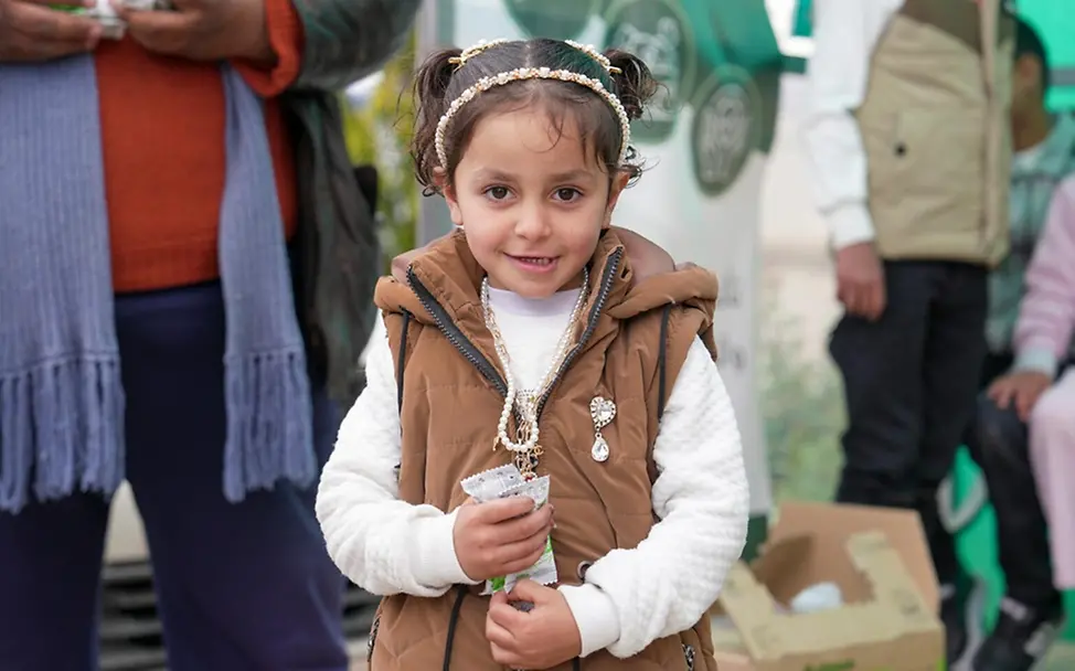 Sham (5) hält Erdnusspaste in den Händen. | © UNICEF/Shahan Auswirkungen des Konflikts im Nahen Osten: Sham (5) hält Erdnusspaste in den Händen.