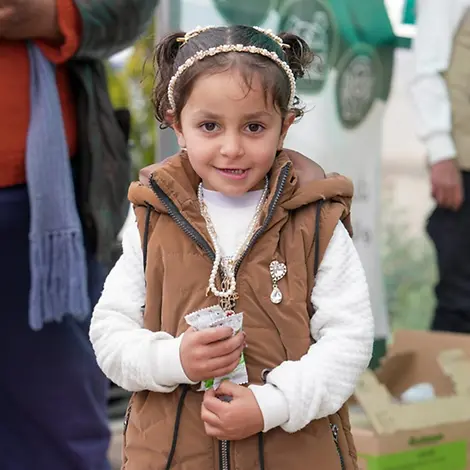 Sham (5) hält Erdnusspaste in den Händen. | © UNICEF/Shahan Auswirkungen des Konflikts im Nahen Osten: Sham (5) hält Erdnusspaste in den Händen.