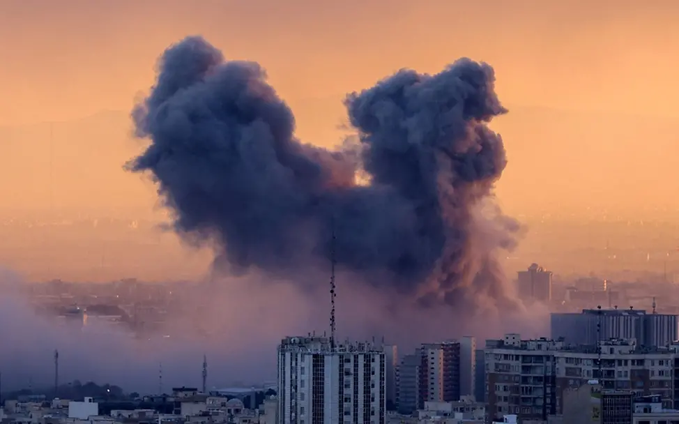 Luftangriffe auf Teheran Anfang März 2026. | ©ATTA KENARE/AFP Luftangriffe auf Teheran Anfang März 2026.