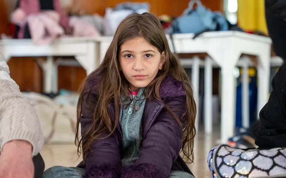 Zeinab (12) sitzt in einer Notunterkunft. | © UNICEF/Choufany Auswirkungen des Konflikts im Nahen Osten: Zeinab (12) sitzt in einer Notunterkunft.