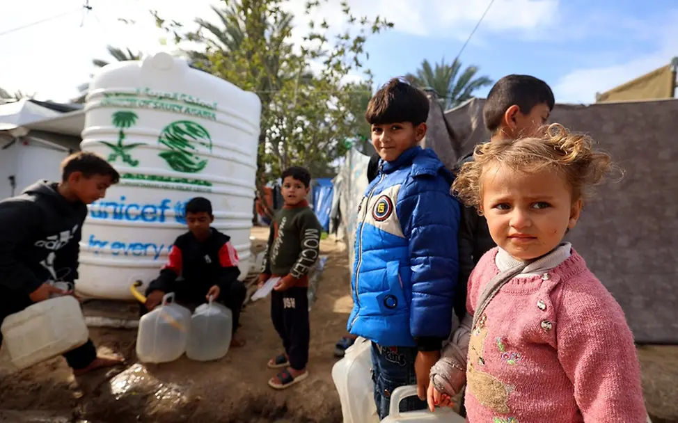 Auswirkungen des Konflikts im Nahen Osten: Kinder an einer von UNICEF unterstützten Wasserstation. | © UNICEF/Eleyan Auswirkungen des Konflikts im Nahen Osten: Kinder an einer von UNICEF unterstützten Wasserstation.