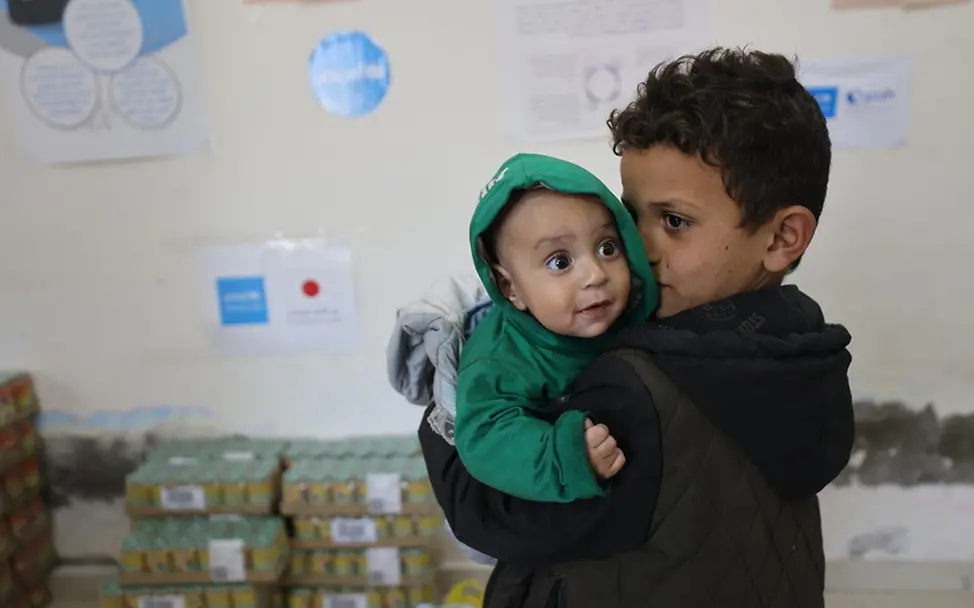 UNICEF verteilt therapeutische Nahrung an Kinder im Gazastreifen. | © UNICEF/El Baba Auswirkungen des Konflikts im Nahen Osten: UNICEF verteilt therapeutische Nahrung an Kinder im Gazastreifen.