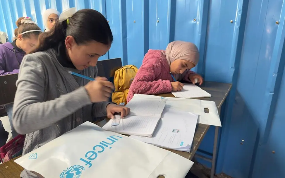 „School-in-a-Box“-Materialien für Kinder in Gaza. | © UNICEF/Crickx Auswirkungen des Konflikts im Nahen Osten: „School-in-a-Box“-Materialien für Kinder in Gaza.