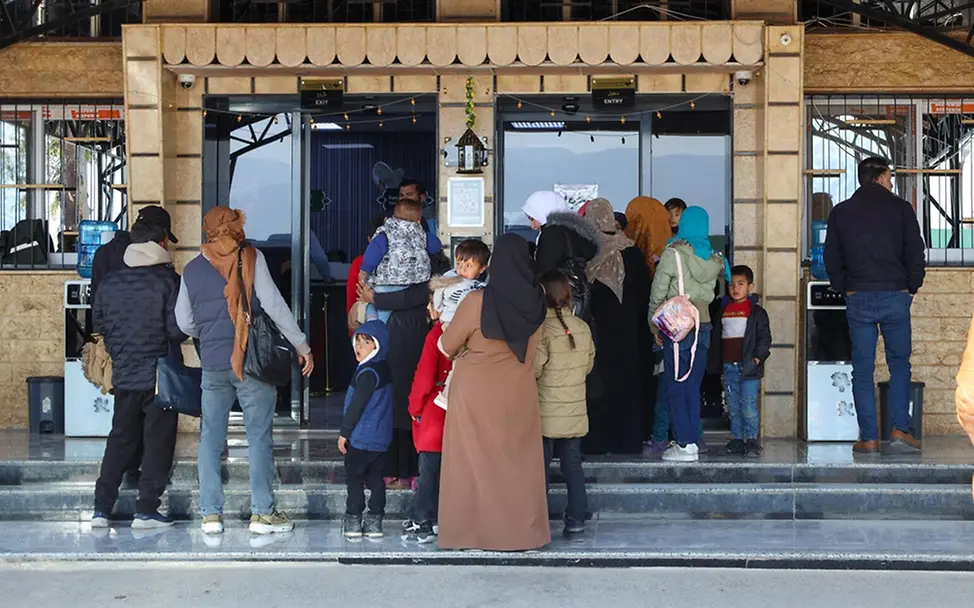 Familien fliehen aus dem Libanon nach Syrien. | © UNICEF/UNI960777/ Auswirkungen des Konflikts im Nahen Osten: Familien fliehen aus dem Libanon nach Syrien.