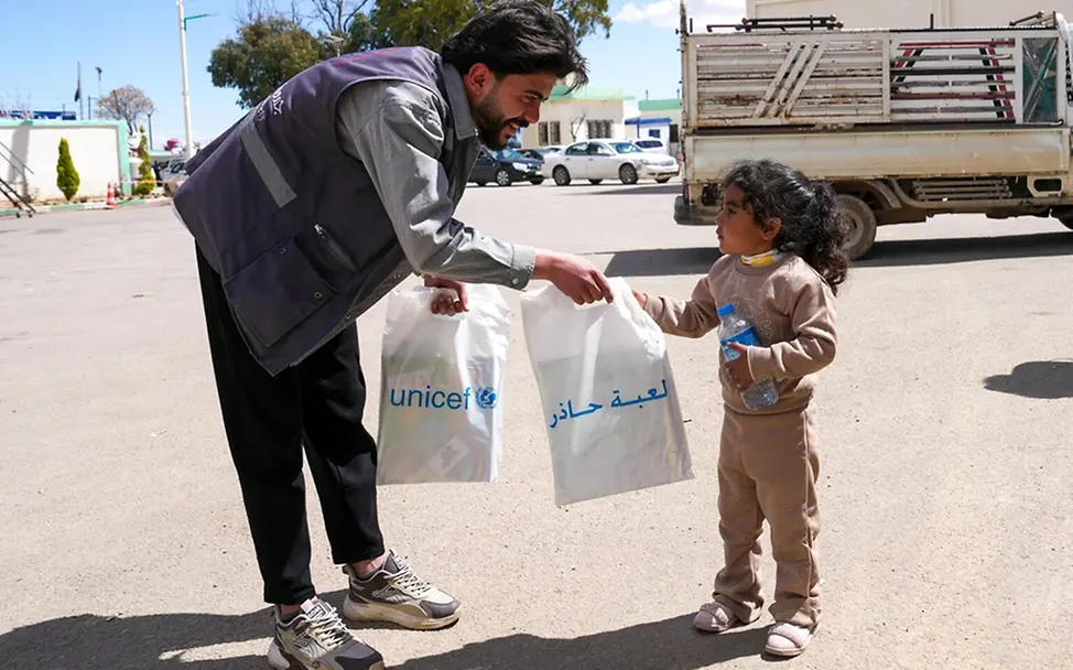 Kamar (4) erhält an der syrischen Grenze Joussieh ein Lernpaket. | © UNICEF/Shahan Auswirkungen des Konflikts im Nahen Osten: Kamar (4) erhält an der syrischen Grenze Joussieh ein Lernpaket.