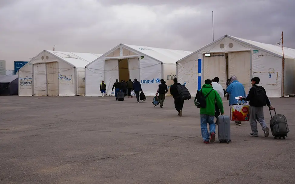 Familien fliehen aus dem Iran nach Afghanistan. | © UNICEF//Fazel Auswirkungen des Konflikts im Nahen Osten: Familien fliehen aus dem Iran nach Afghanistan.