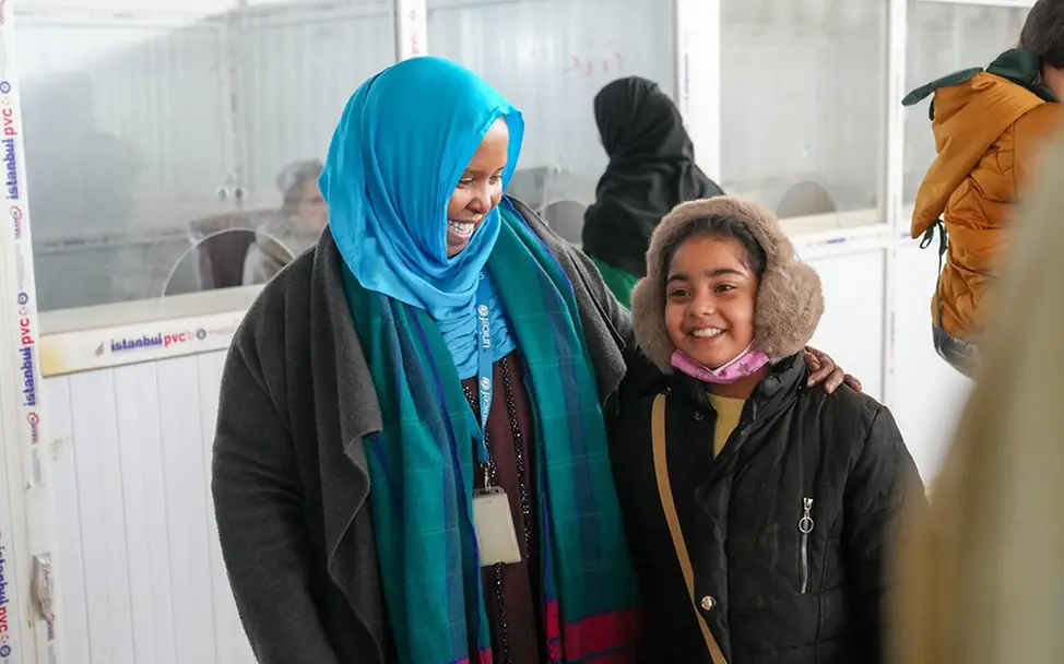 Syan (15) und UNICEF-Mitarbeiterin Fathia Omar Hassan. | © UNICEF/Fazel Auswirkungen des Konflikts im Nahen Osten: Syan (15) und UNICEF-Mitarbeiterin Fathia Omar Hassan.