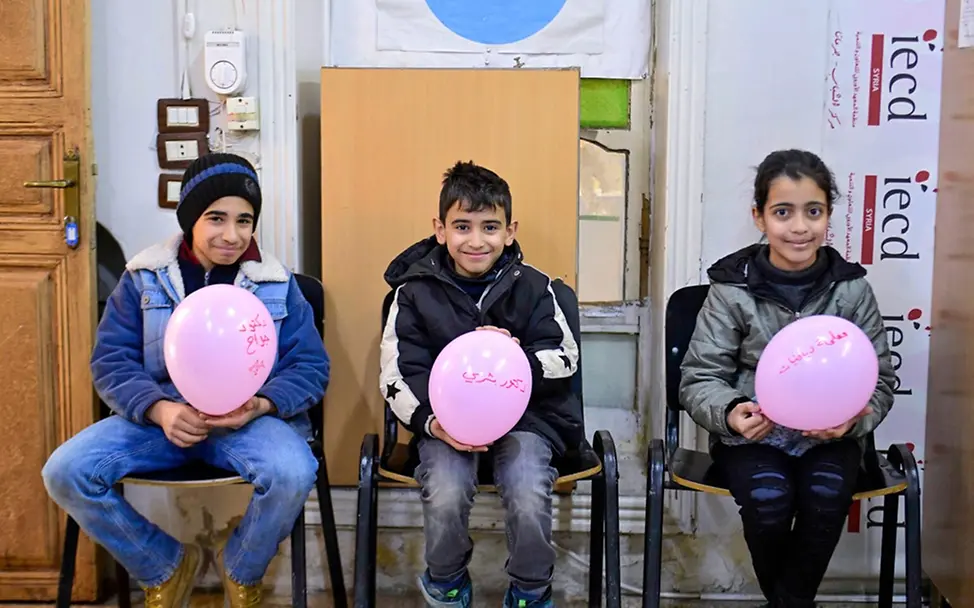Nour (11), Weam (10) und Mayar (13) in Syrien in einem kinderfreundlichen Zentrum. | © UNICEF/Bashour Auswirkungen des Konfliks im Nahen Osten: Nour (11), Weam (10) und Mayar (13) in Syrien in einem kinderfreundlichen Zentrum.
