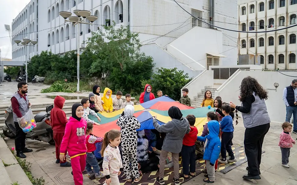 UNICEF unterstützt vertriebene Kinder mit psychosozialen Aktivitäten. | © UNICEF/Choufany Auswirkungen des Konflikts im Nahen Osten: UNICEF unterstützt vertriebene Kinder mit psychosozialen Aktivitäten.