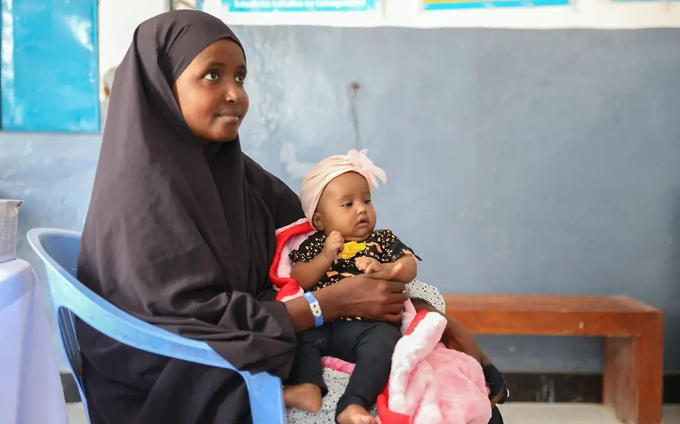Mutter und Kind in einem Gesundheitszentrum in Somalia. | © UNICEF/Tesfaye Auswirkungen des Konflikts im Nahen Osten: Mutter und Kind in einem Gesundheitszentrum in Somalia.