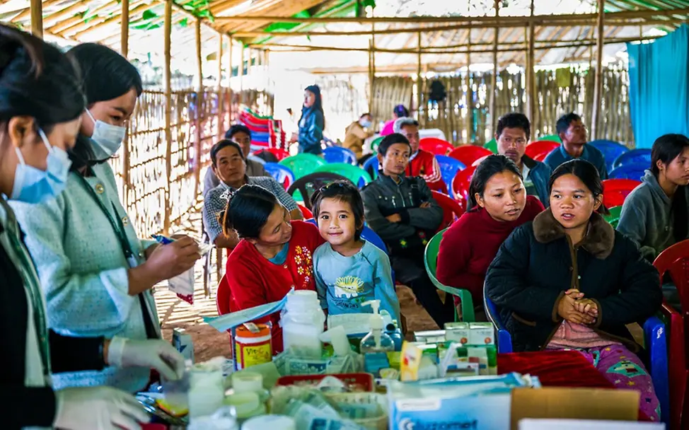 Familien in einem von UNICEF unterstützten Gesundheitszentrum. | © UNICEF//Oo Auswirkungen des Konflikts im Nahen Osten: Familien in einem von UNICEF unterstützten Gesundheitszentrum.