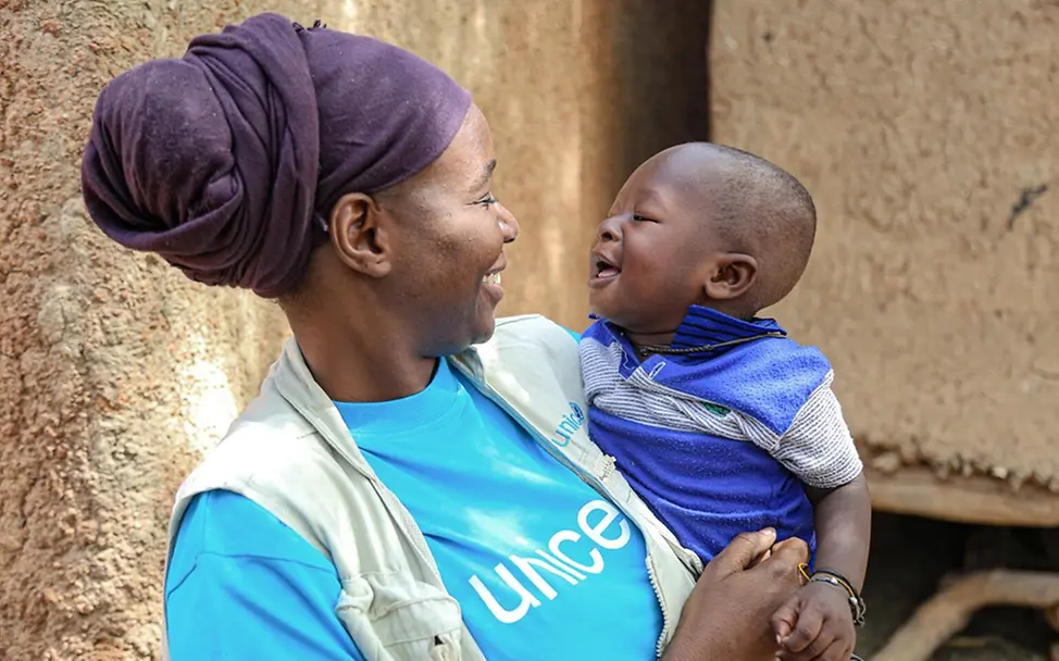 Eine UNICEF-Mitarbeiterin bei der Arbeit. | © UNICEF/Keïta Auswirkungen des Konflikts im Nahen Osten: Eine UNICEF-Mitarbeiterin bei der Arbeit.