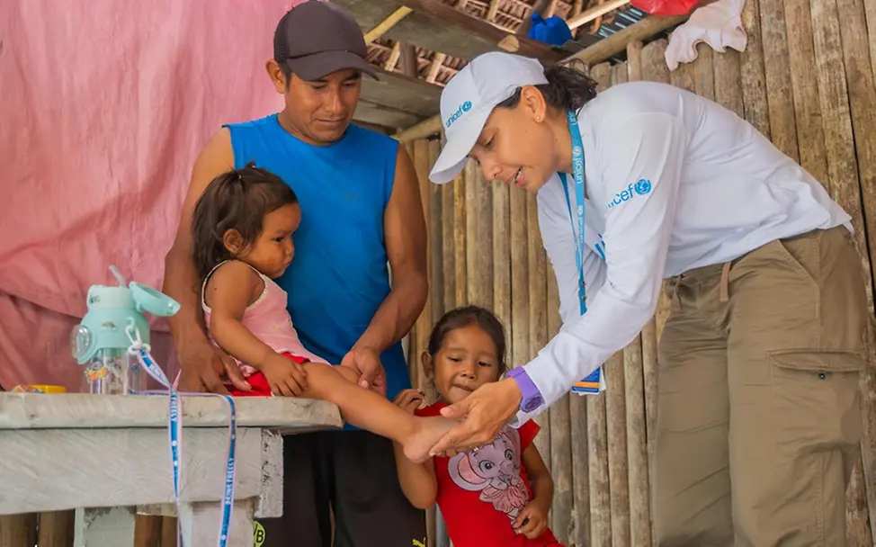 Kinder werden von einer Gesundheitshelferin von UNICEF untersucht. | © UNICEF/UNI962708/ Auswirkungen des Konflikts im Nahen Osten: Kinder werden von einer Gesundheitshelferin von UNICEF untersucht.