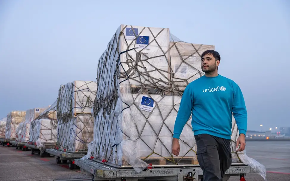Im Warenlager in Dänemark werden lebenswichtige Hilfsgüter für Kinder vorbereitet. | © UNICEF/Mansour Auswirkungen des Konflikts im Nahen Osten: Im Warenlager in Dänemark werden lebenswichtige Hilfsgüter für Kinder vorbereitet.