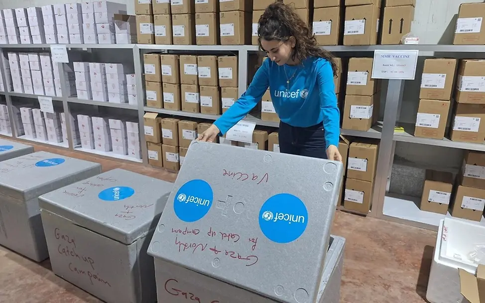 Eine UNICEF-Mitarbeiterin bereitet in Gaza Hilfslieferungen für Kinder vor. | © UNICEF/Ingram Auswirkungen des Konflikts im Nahen Osten: Eine UNICEF-Mitarbeiterin bereitet in Gaza Hilfslieferungen für Kinder vor.