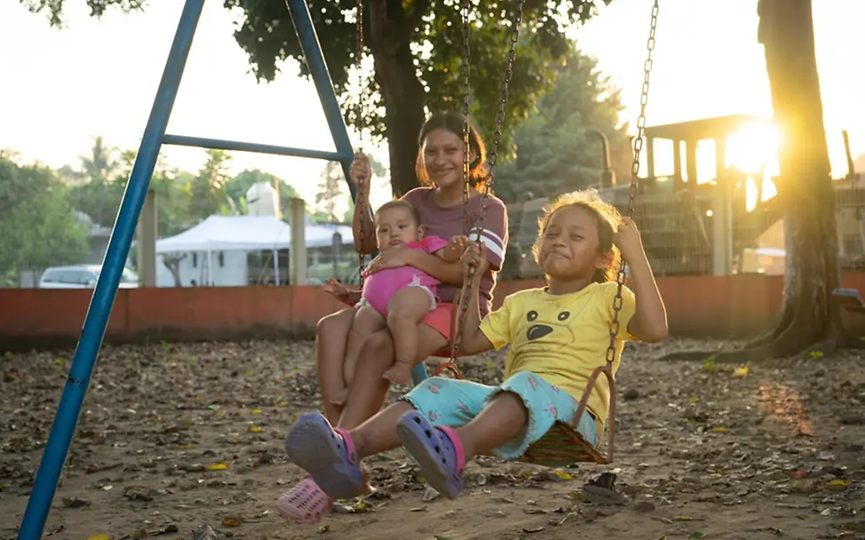 Mutter und Kinder schaukeln gemeinsam. | © UNICEF/Marin Kindererziehung Tipps: Mutter und Kinder schaukeln gemeinsam.