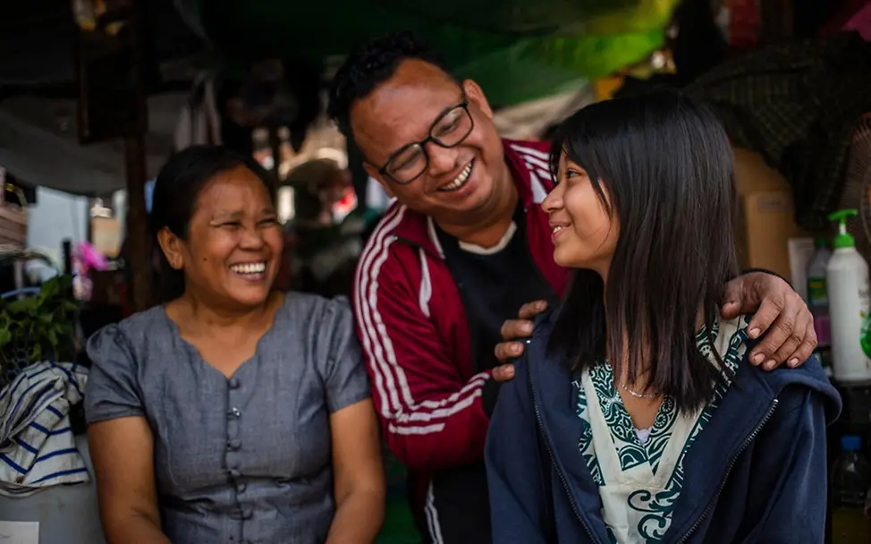 Yati (13) und ihre Eltern lachen gemeinsam. | © UNICEF/Htet Kindererziehung Tipps: Yati (13) und ihre Eltern lachen gemeinsam.