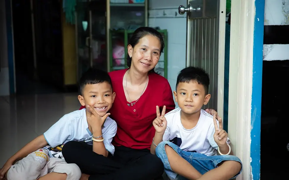 Hương (30) zusammen mit ihren Söhnen Phúc (7) und Thọ (5). | © UNICEF/Vu Le Hoang Kindererziehung Tipps: Hương (30) zusammen mit ihren Söhnen Phúc (7) und Thọ (5).