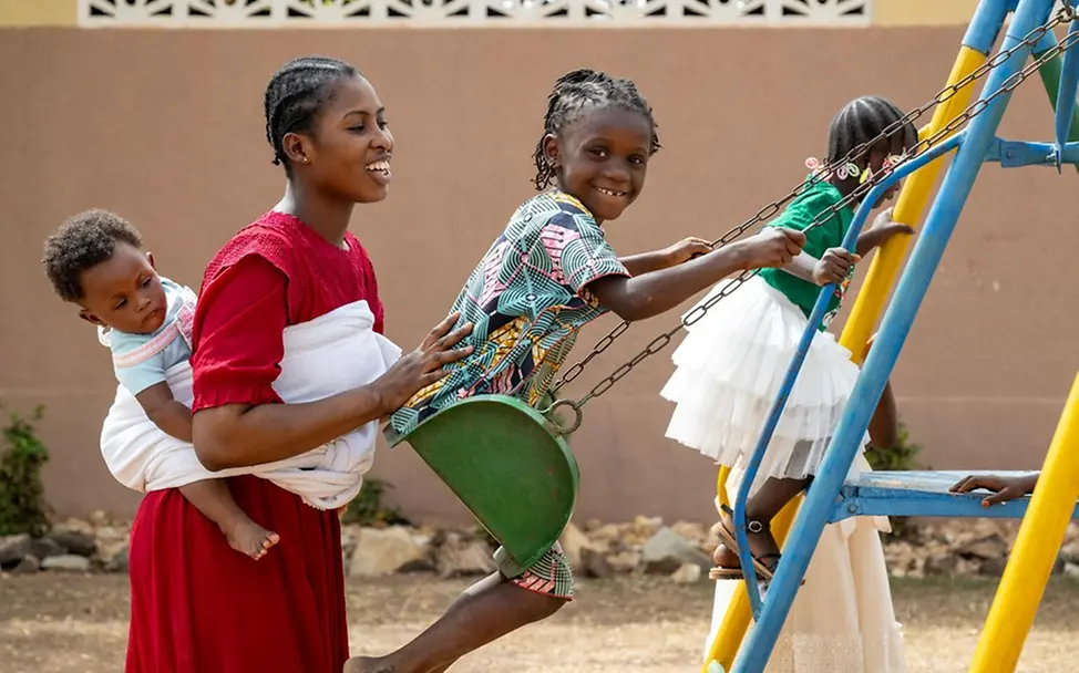 Mutter und Kinder spielen gemeinsam auf einem Spielplatz. © UNICEF/Dejongh Kindererziehung Tipps: Mutter und Kinder spielen gemeinsam auf einem Spielplatz.