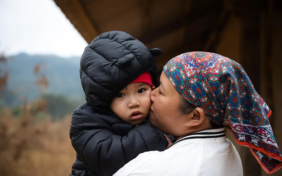 Mã Việt Cường (2) und seine Mutter Bàn Thị Say. | © UNICEF/Vu Le Hoang Kindererziehung Tipps: Mã Việt Cường (2) und seine Mutter Bàn Thị Say.