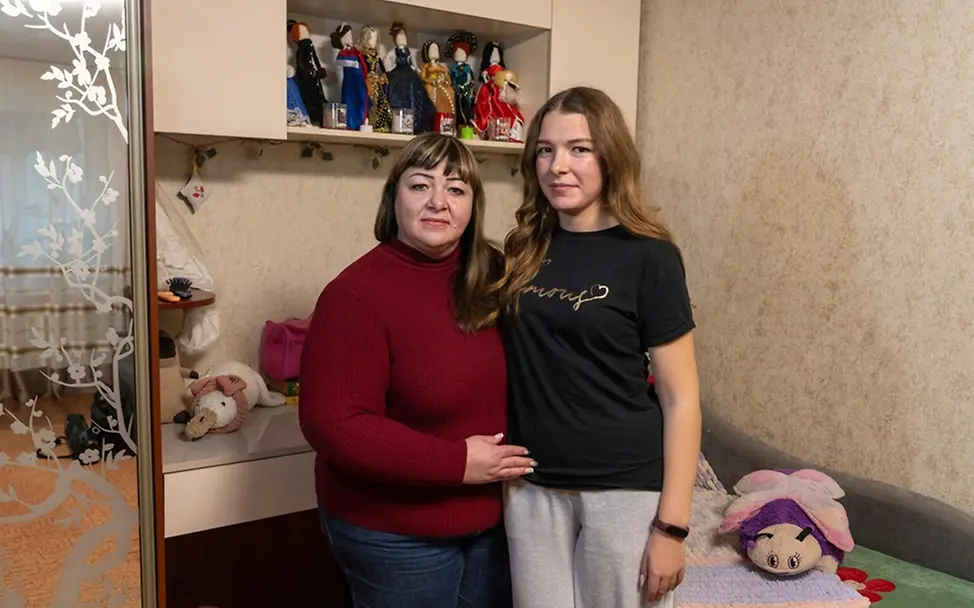 Liza (16) und ihre Mutter. | © UNICEF/Filippov Kindererziehung Tipps: Liza (16) und ihre Mutter.