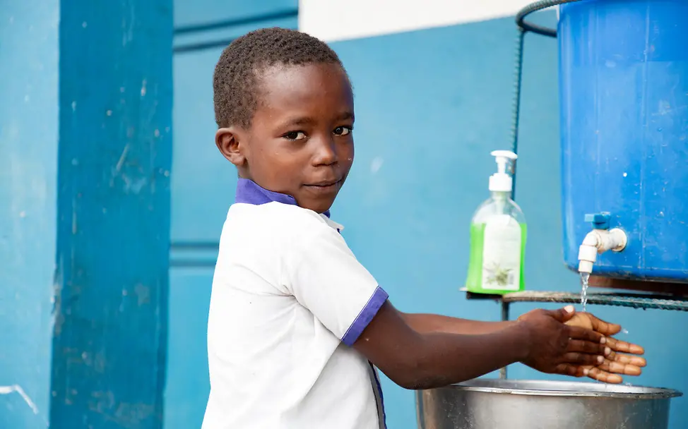 Ein Junge an einer Grundschule in der Demokratischen Republik Kongo wäscht sich die Hände. | © UNICEF/Ndomba Ebola bekämpfen: In der Demokratischen Republik Kongo gab es einen neuen Ebolaausbruch - UNICEF hilft.