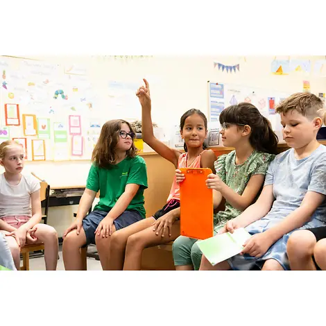 Das Grundgesetz legt die Regeln fest, damit alle Menschen in Deutschland gut leben können | © UNICEF/Etges Grundgesetz einfach erklärt: Kinder sitzen in einem Klassenraum und sprechen.