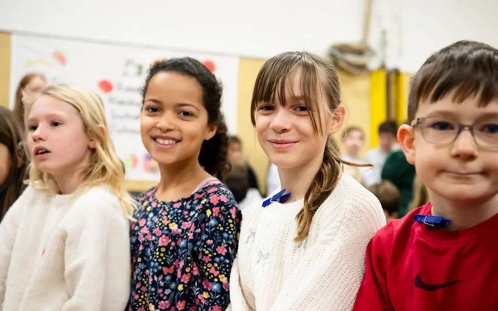 Grundgesetz einfach erklärt: Nach dem Grundgesetz ist die Menschenwürde unantastbar | © UNICEF/Etges Grundgesetz einfach erklärt: Drei Kinder blicken lächelnd in die Kamera.