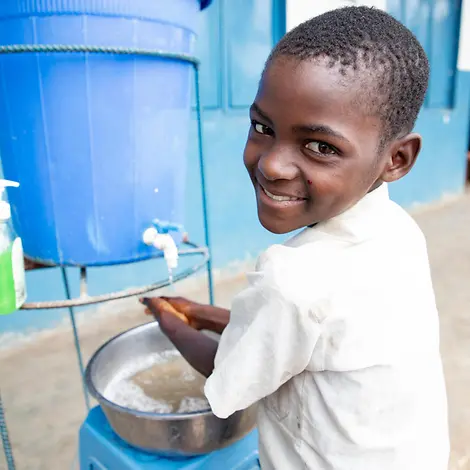 Ein Junge im Kongo wäscht sich die Hände | © UNICEF/Ndomba Ebola Afrika spenden: Wirksame Hygienemaßnahme: Ein Junge im Kongo wäscht sich die Hände.