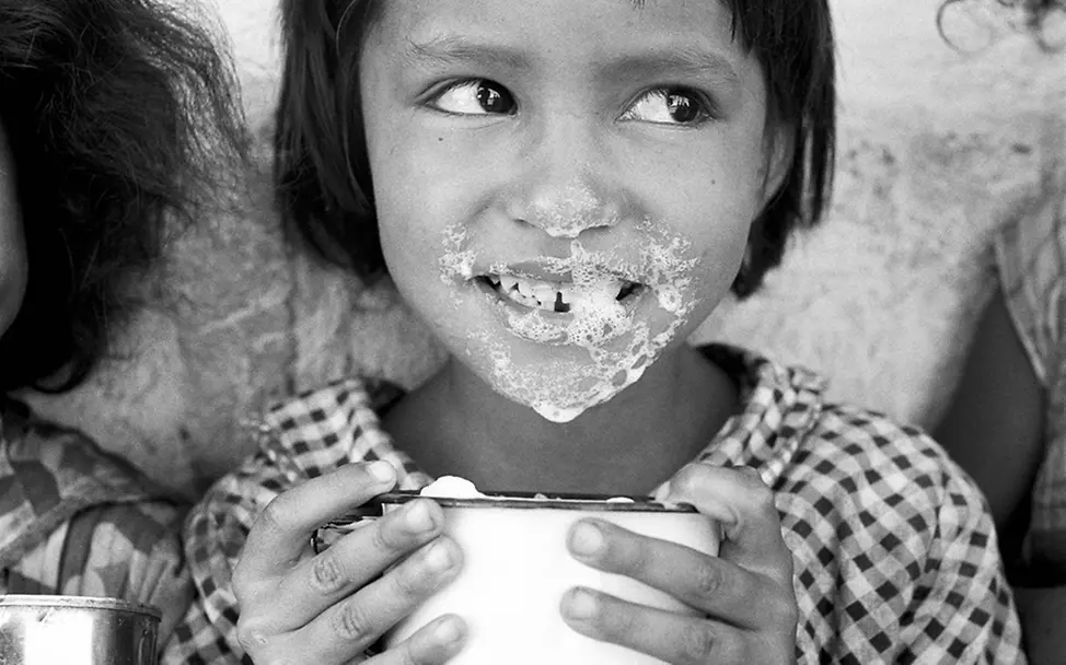 Milch, Fett und Lebertran, 1950 in Guatemala. | © UNICEF/unknown UNICEF 80 Jahre Fotos: Milch, Fett und Lebertran, 1950 in Guatemala.