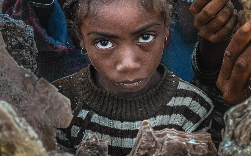 Kinderarbeit weltweit: Malala arbeitet in Madagaskar in einer Glimmer-Mine | © UNICEF/UNI907448/Andrianantenaina Kinderarbeit weltweit: Malala arbeitet in Madagaskar in einer Glimmer-Mine