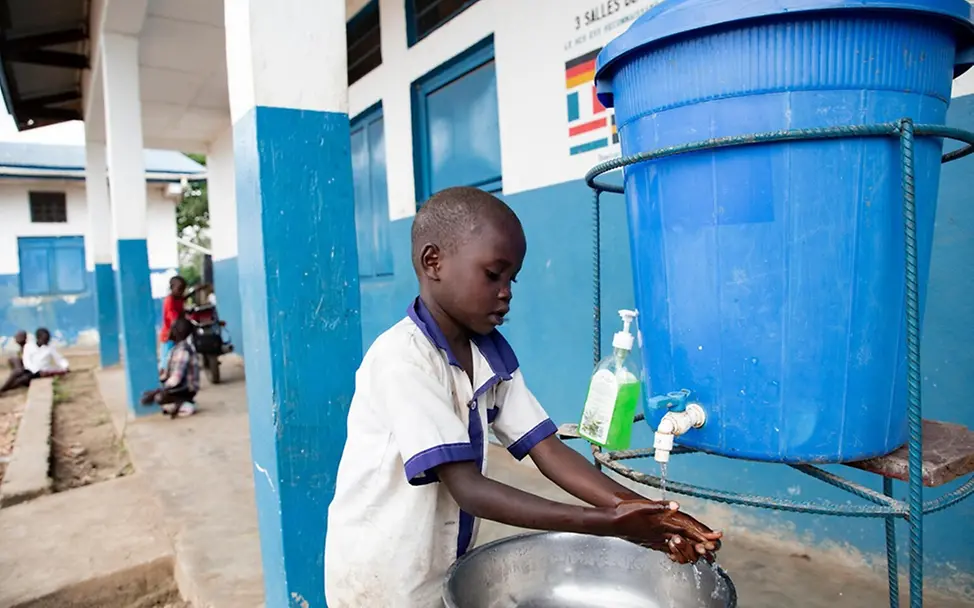 Joel Muilba (8) wäscht sich an einer von UNICEF unterstützten Schule in Ituri die Hände. | © UNICEF/Ndomba Mbikayi Joel Muilba (8) wäscht sich an einer von UNICEF unterstützten Schule in Ituri die Hände.