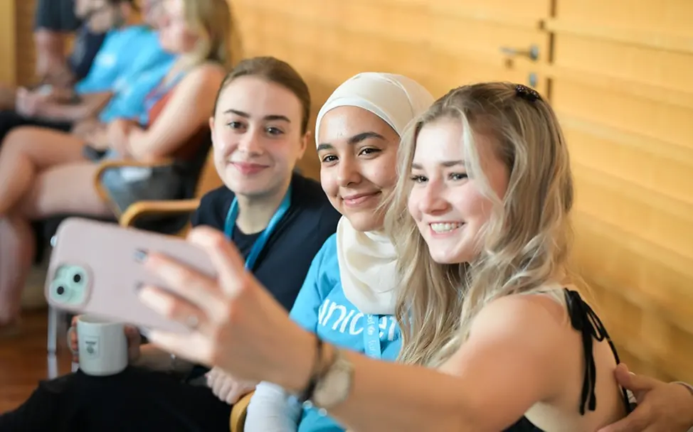Jugendliche am Smartphone. | © UNICEF/Sachse-Grimm Jugendliche am Smartphone.