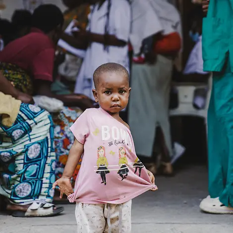 Ein kleines Mädchen steht in einem Gesundheitszentrum in Goma, Nord-Kivu. | © UNICEF/Benekire Kinder im Ostkongo: Ein kleines Mädchen steht in einem Gesundheitszentrum