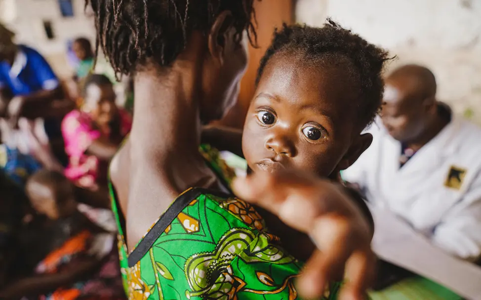 Ein Kind wird in einem Gesundheitszentrum behandelt. | © UNICEF/UNI878339/Benekire Kinder im Ostkongo: Ein Kind in einem Gesundheitszentrum