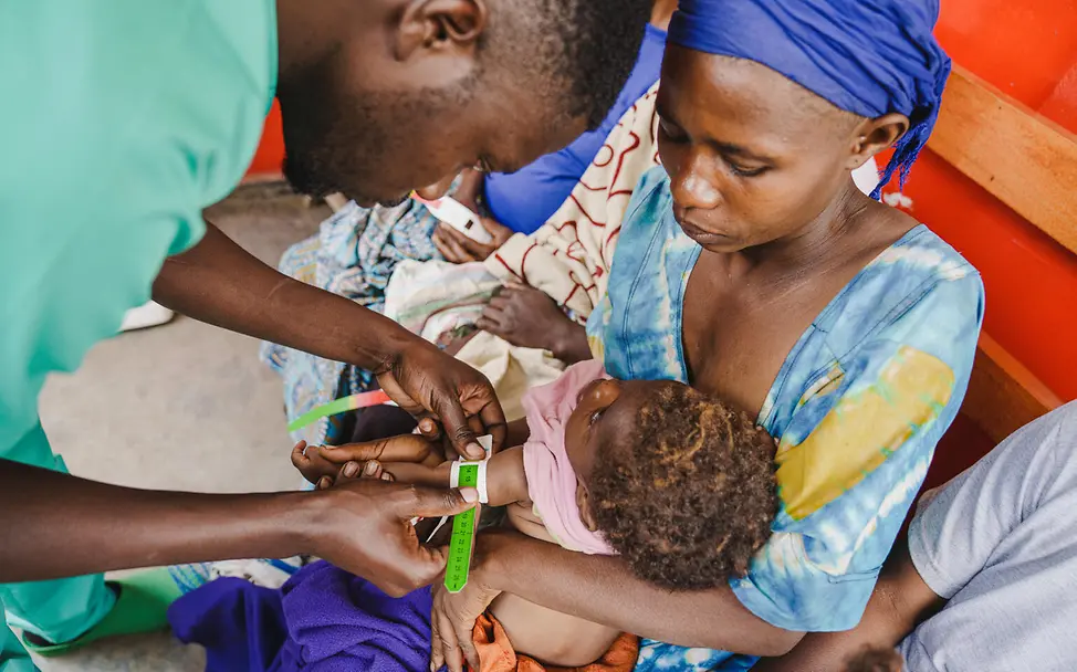 Ein Kind wird auf Mangelernährung untersucht. | © UNICEF/UNI870994/Benekire Kinder im Ostkongo: Ein Kind wird auf Mangelernährung untersucht.